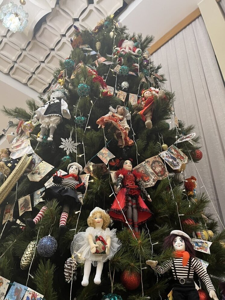 В Курском драмтеатре на елке появились куклы авторской работы