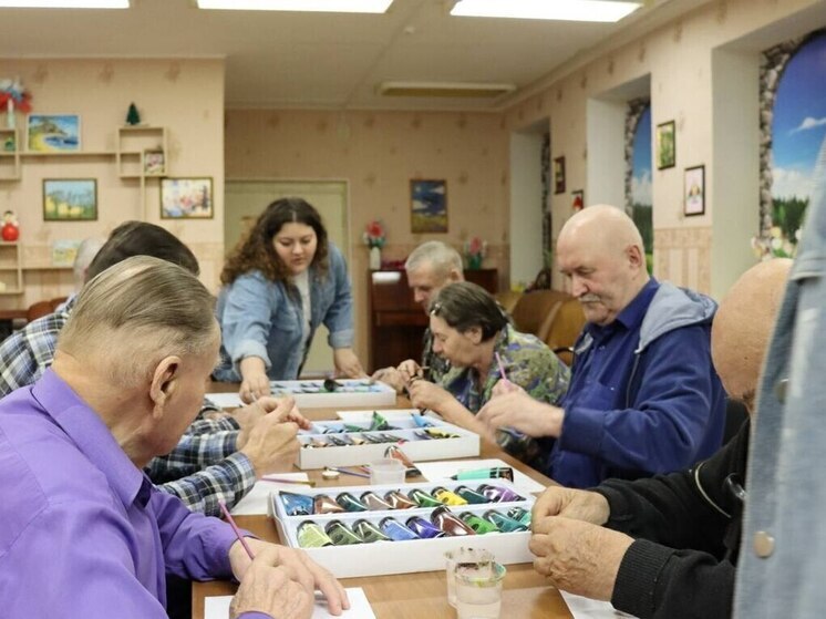 В ЦМИ Старого Оскола прошел мастер-класс по росписи свечей для пенсионеров