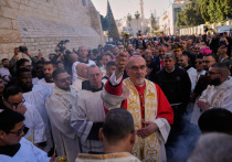 В канун Рождества тысячи местных жителей собрались на исторической площади Яслей в палестинском Вифлееме, чтобы стать свидетелями зажжения рождественской ёлки — первой подобной церемонии со времени начала и окончания конфликта в Газе