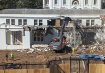 Группа по сохранению исторического наследия потерпела поражение в суде, пытаясь остановить масштабный проект реконструкции в Белом доме, что позволяет американскому президенту Трампу продолжить строительство «Бального зала» практически без вмешательства