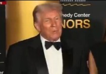 Долгожданный рождественский джазовый концерт в Кеннеди-центре был отменён ведущим музыкантом Чаком Реддом в знак протеста против решения попечительского совета переименовать учреждение в Центр Трампа-Кеннеди