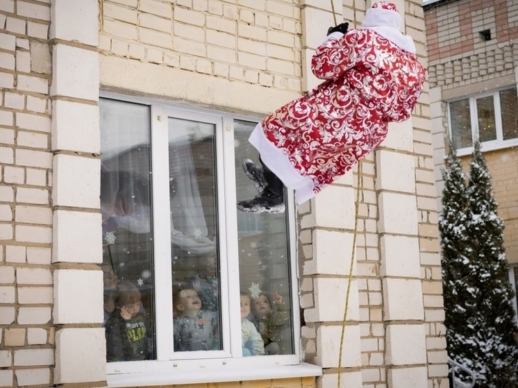 Обыкновенное чудо — к маленьким костромичам из дома ребёнка Дед Мороз пришел через в окно