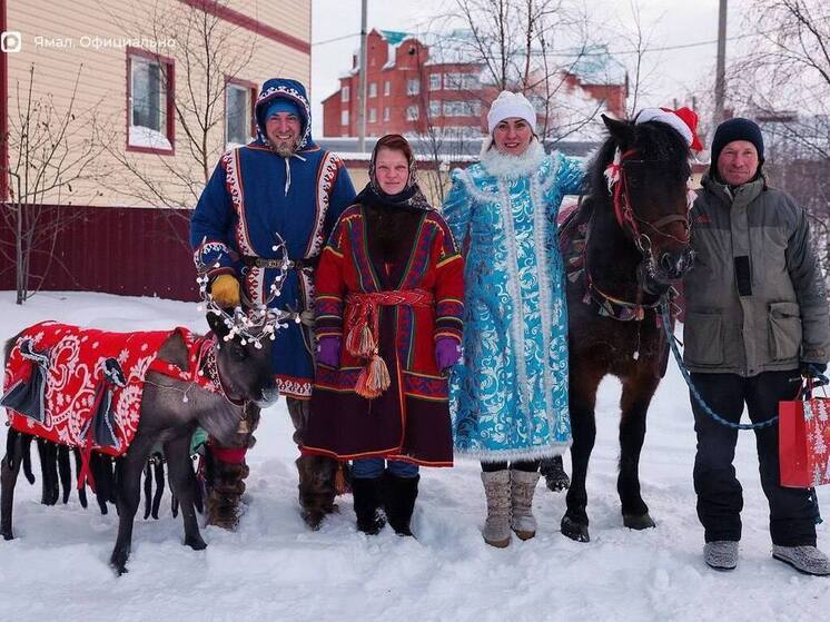 Олень в гирлянде и конь в колпаке поздравили ветеринаров Салехарда с Новым годом