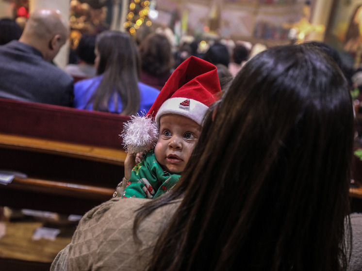 Европейцам запрещают поздравления, а вместо елки предлагают светодиодные конусы