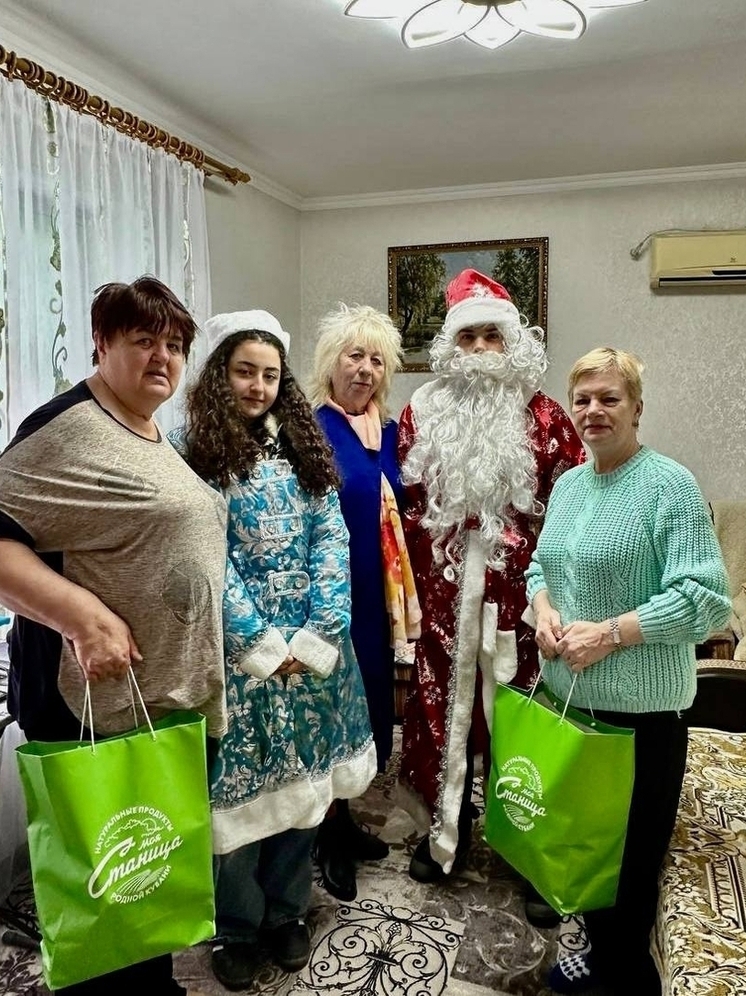 Депутат ЗСК Владимир Зюзин участвует в акции «Новый год в  каждый дом» в Тбилисском районе