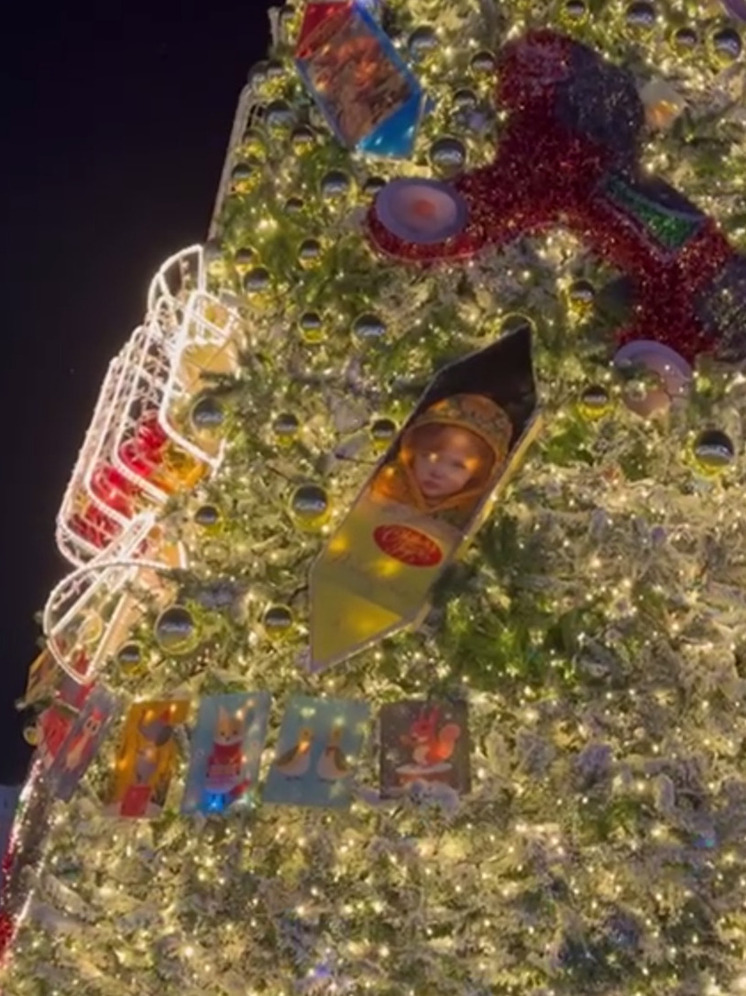 В Сургуте зажглась новогодняя ёлка на площади Советов