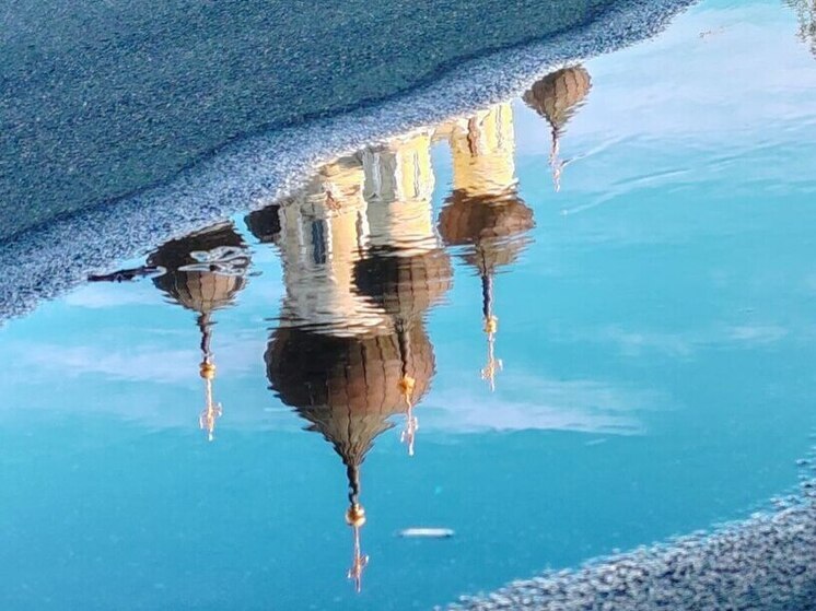 По народному календарю 26 декабря 2025 года отмечается Евстратиев день, или Ведьмины посиделки. Православная церковь в эту дату вспоминает святых мучеников Евстратия, Авксентия, Евгения, Мардария и Ореста, пострадавших за веру в Севастии. Все они были казнены.