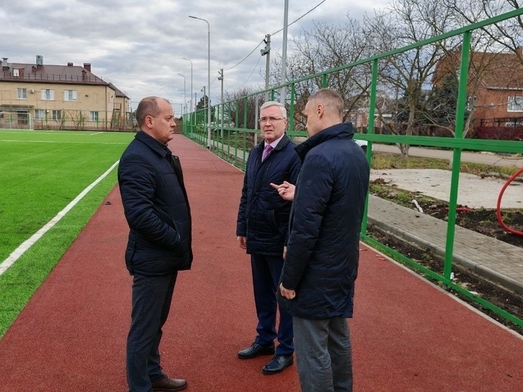 Депутат Госдумы Кузнецов осмотрел завершающий этап капремонта спортплощадки в станице Брюховецкой