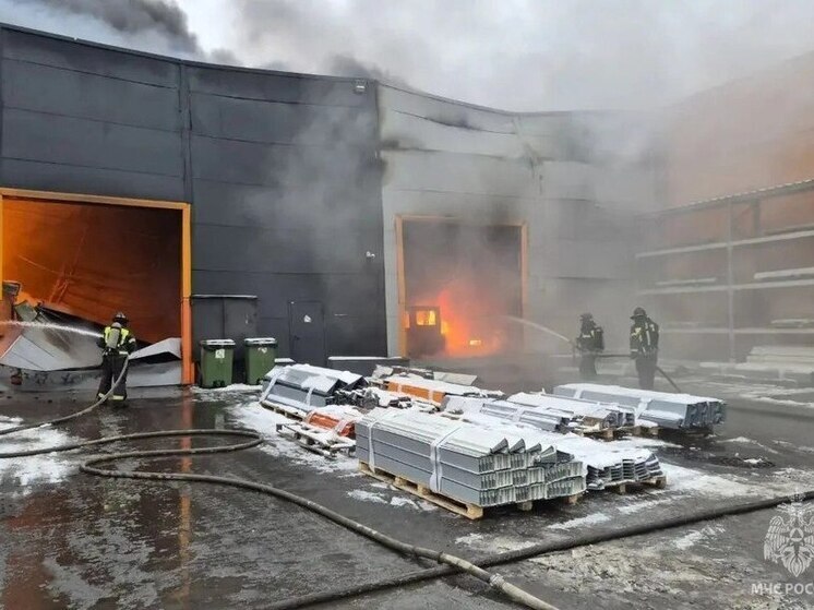 В Тульской области пожар на заводе «Техностиль» охватил 2000 квадров