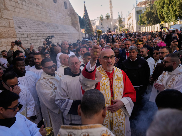 Собравшая тысячи местных жителей церемония на площади Яслей обнажила катастрофический удар последствий конфликта в Газе
