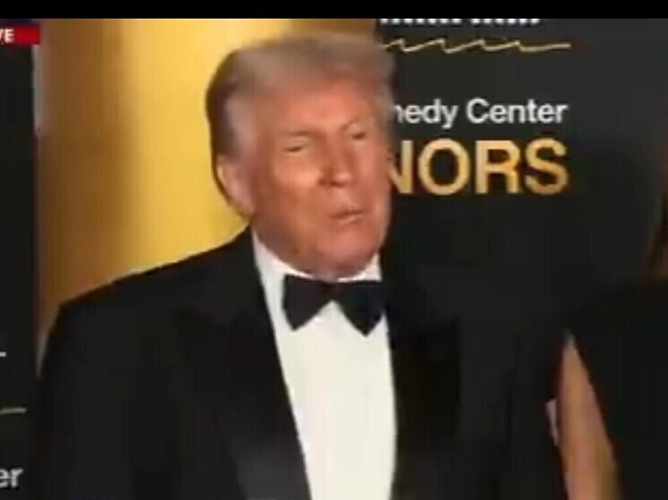 Музыкант отменил ежегодный концерт после того, как на фасаде здания появилось имя действующего президента США