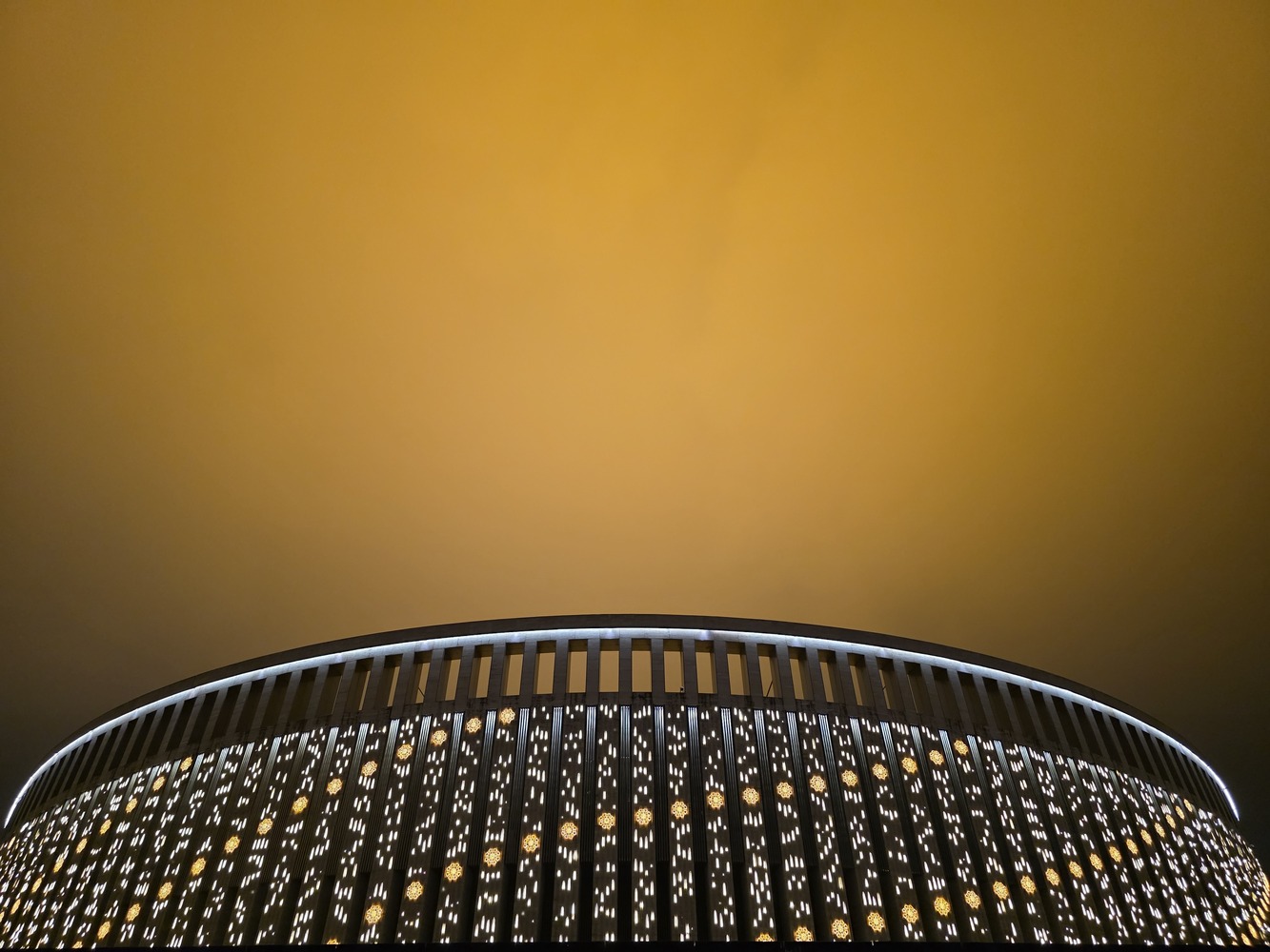 Километры гирлянд, гигантские шары, сияющие арки и нашествие ёлок: Краснодар готов встречать Новый год