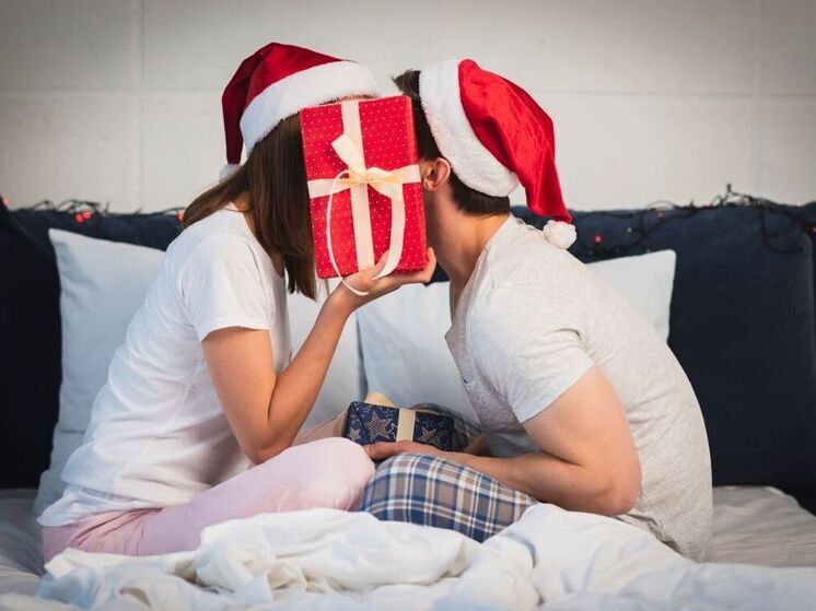 «В новогодняя ночь наблюдается всплеск занятий сексом»: сексолог рассказал о рисках интима в праздники