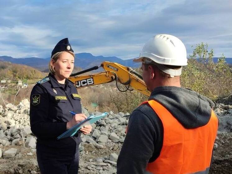 В Сочи снесли недострой в Лазаревском районе под контролем судебных приставов