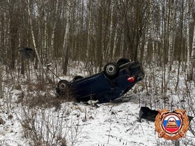 "Ниссан" перевернулся на крышу в кювете дороги в Тверской области