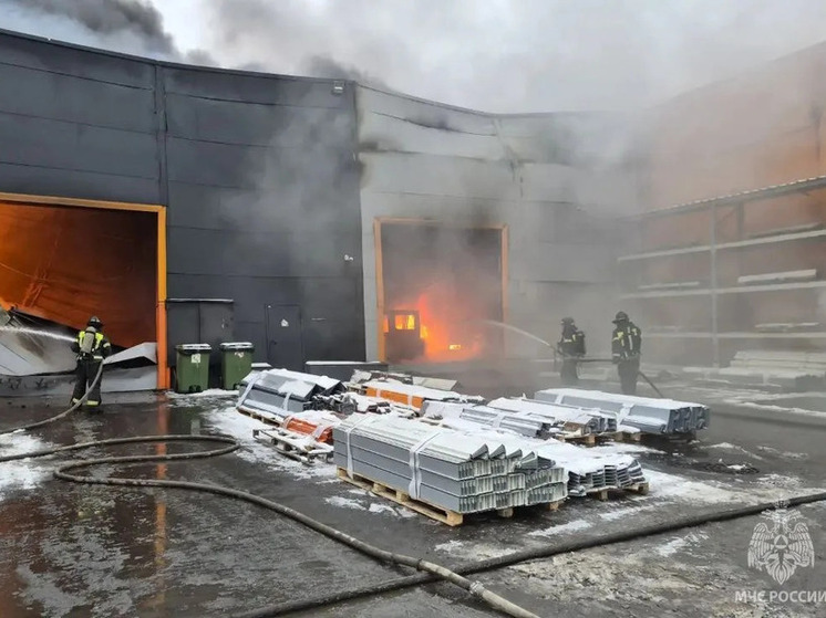 К горящему в Тульской области цеху направили пожарный поезд