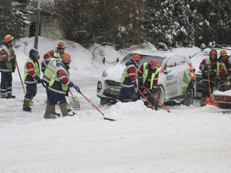Коммунальщиков Москвы перевели в режим повышенной готовности из-за погоды