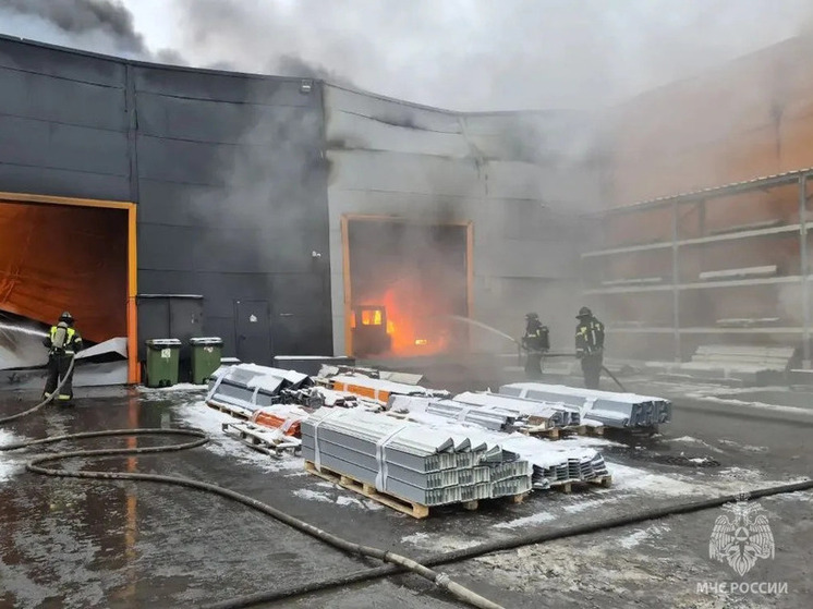 В Тульской области горит производственных цех