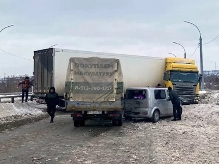 Фура перекрыла движение на Бугринском мосту в Новосибирске после массового ДТП