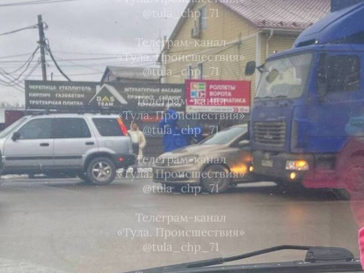 ДТП на Одоевском шоссе в Туле парализовало движение на въезде