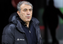 Казанский «Рубин» оказался в необычной и даже абсурдной ситуации: руководство клуба якобы решило расстаться с главным тренером Рашидом Рахимовым, но… не может этого сделать, потому что он не выходит на связь. Об этом сообщил журналист Иван Карпов в своём телеграм-канале, подогрев тем самым ажиотаж вокруг будущего команды, которая на данный момент занимает седьмое место в турнирной таблице Российской премьер-лиги (РПЛ), набрав 23 очка в 18 турах.