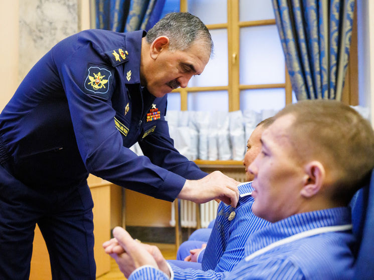 Замминистра обороны РФ Евкуров вручил в госпитале госнаграды участникам СВО