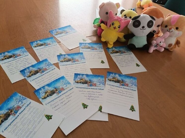 Юные кисловодчане подготовили новогодние открытки для бойцов СВО