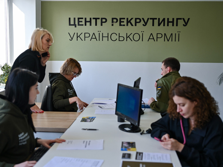 На юго-востоке Украины мужчина напал с ножом на сотрудников военкомата