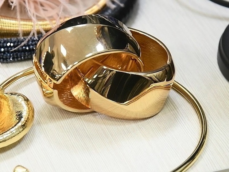 Волгоградка украла у своей тети ювелирные украшения и 100 тысяч рублей