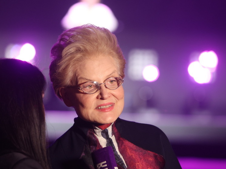 Малышева призвала городские власти убрать мигающие гирлянды с уличных елок