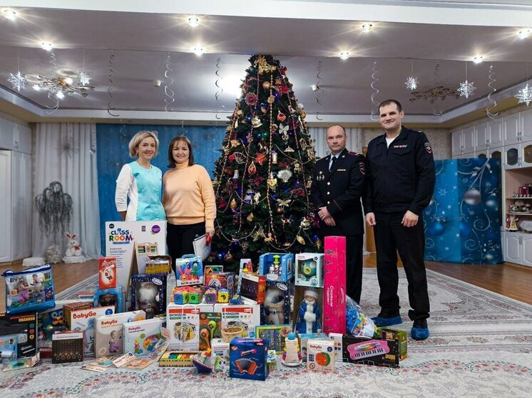 Полицейские поздравили малышей из Дома ребенка с Новым годом