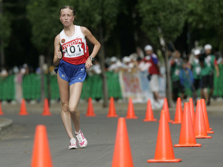 Цель в 10 000 шагов — один из самых популярных фитнес-мифов, который, однако, оказался полезным. Эта цифра не имеет научного обоснования: она появилась в 1960-х в Японии как маркетинговый ход для продажи шагомера «Manpo-kei» (в переводе «измеритель 10 000 шагов»). Несмотря на это, регулярная ходьба — мощнейший инструмент для здоровья.
