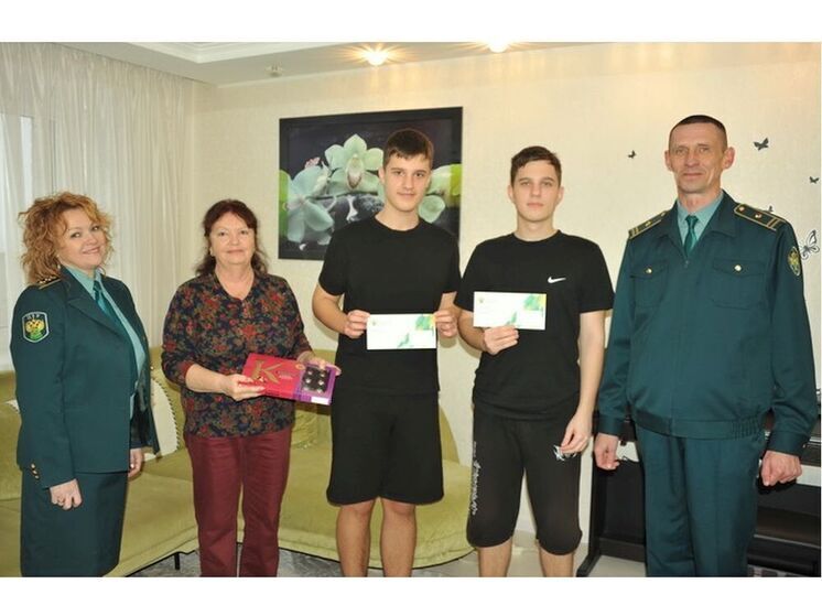 Детей своего коллеги-участника СВО с наступающим Новым годом поздравили Смоленские таможенники