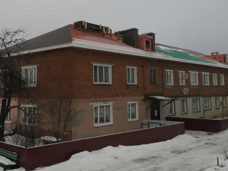 В селе Пензенской области завершают капитальный ремонт крыши в старом многоквартирном доме