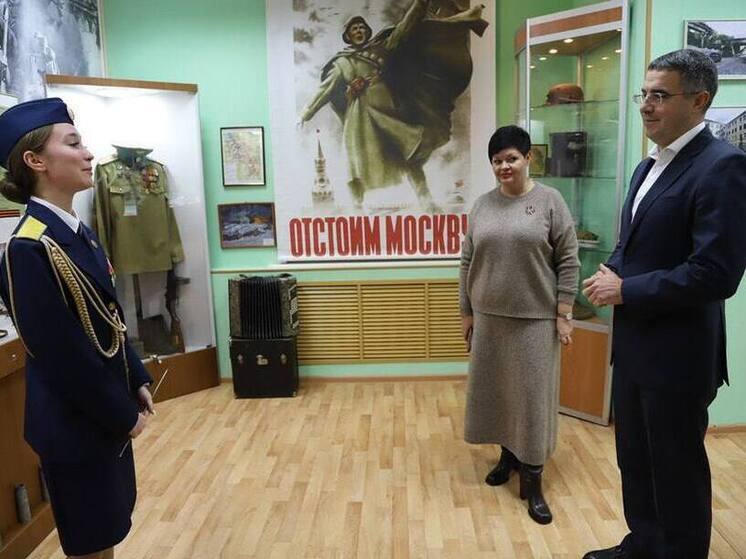 Мэр Эрк передал музею обороны Тулы экспонаты с передовой от бойцов СВО