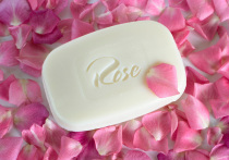 Соцсети облетело видео ЧП с ребенком: родители купили 9-летней девочке на маркетплейсе набор для самостоятельного изготовления духов, и когда она нанесла полученную пахучую смесь на себя, то начала задыхаться из-за отека горла и носа. С продукцией, продающейся на онлайн-площадках, вообще нужно быть крайне осторожными, если они связаны с употреблением внутрь, с нанесением на кожу, с якобы лечением… 