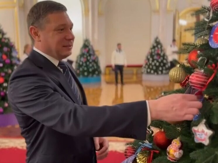 Евгений Первышов стал волшебником для четырёх детей в рамках акции «Ёлка желаний»