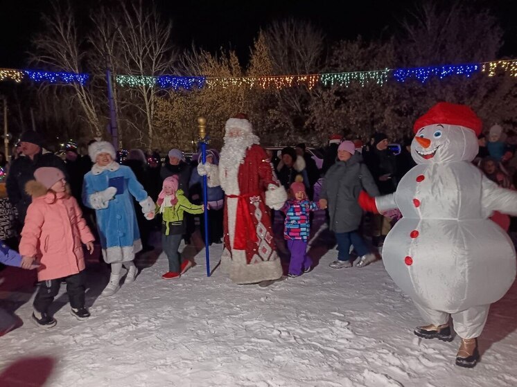Огни на новогодней елке в Майна зажигали больше сотни жителей