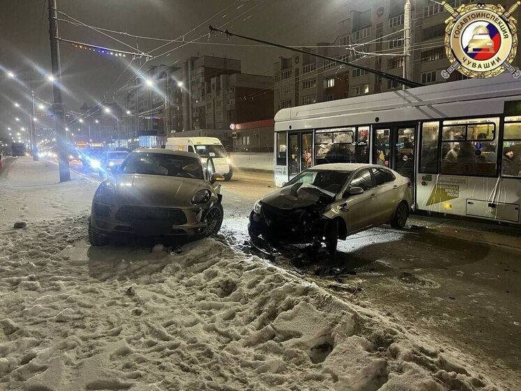 В Чебоксарах Kia вылетел на встречную полосу и столкнулся с Porsche