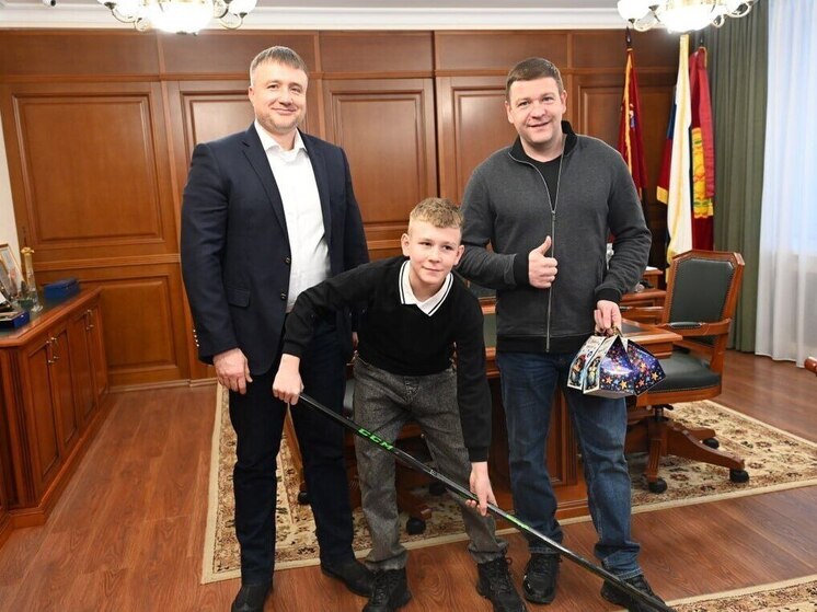 Юный хоккеист из Серпухова получил клюшку с автографом Третьяка