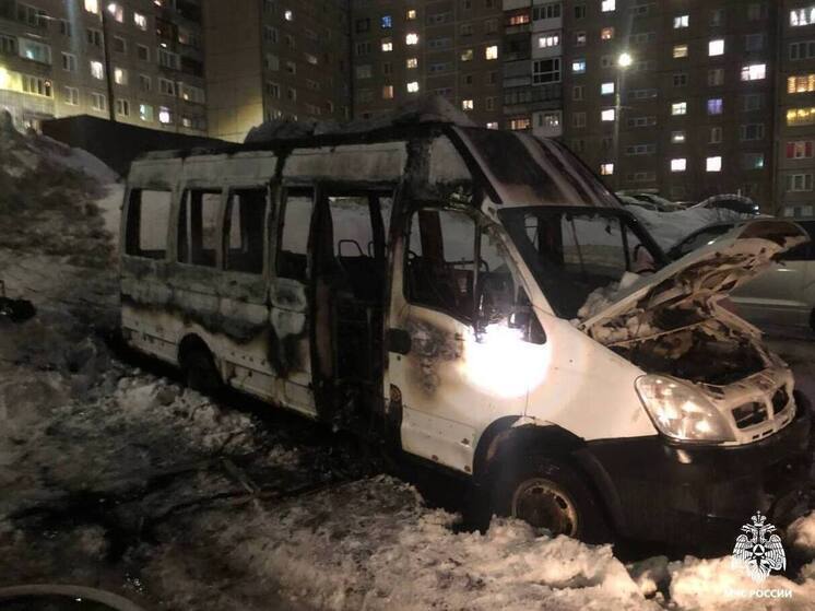 В Мурманске потушили пожар в пассажирском микроавтобусе