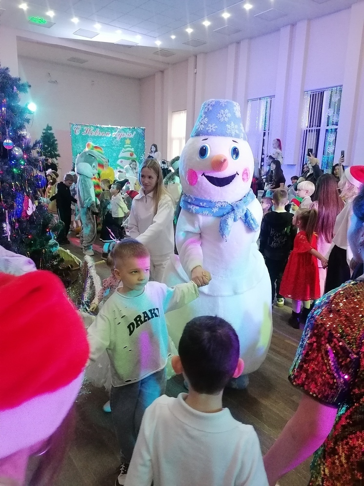 В Предгорном округе Ставрополья 2 тыс. детей из незащищенных категорий побывали на праздничных елках