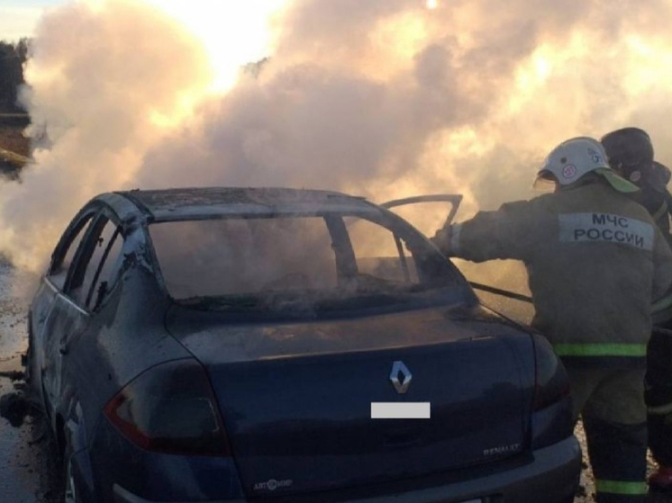 В Ростовской области легковушка загорелась во дворе частного дома