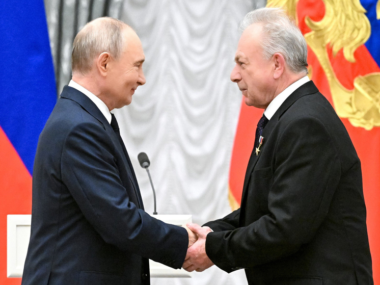 Президент вручил медаль Героя Труда директору Калининской АЭС Виктору Игнатову