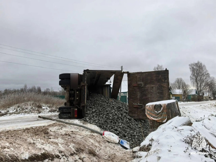 Под Тверью опрокинулся грузовик со щебнем