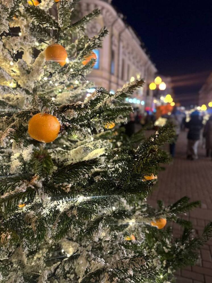 В Грозном засияла 42-метровая новогодняя елка с национальным колоритом