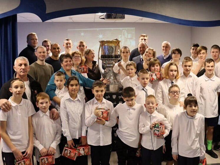 Ярославская прокуратура привезла Кубок Гагарина в Багрянниковский интернат.