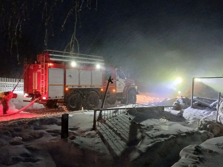 В Белокурихе огонь охватил гараж на частном подворье
