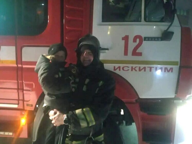 Символ спасения: искитимские пожарные вручили спасённому мальчику игрушечного мишку в боевой экипировке