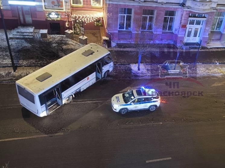 Столкновение автобуса с легковым автомобилем спровоцировало крупную пробку в центре Красноярска